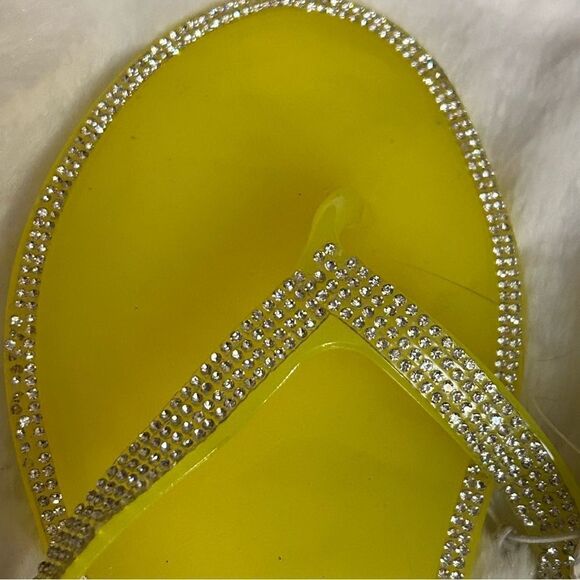 Mudd‎ yellow flip flops NWT with silver decorations for women size 8 - Picture 3 of 5